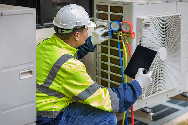 Professional Hvac technician working in Inwood, FL